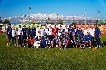 El técnico Arturo Reyes, acompañado