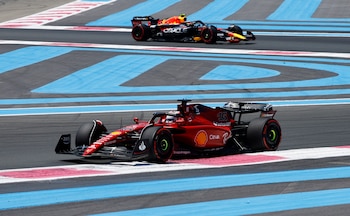 Charles Leclerc por delante de