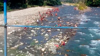 Guardias nacionales lavando su ropa
