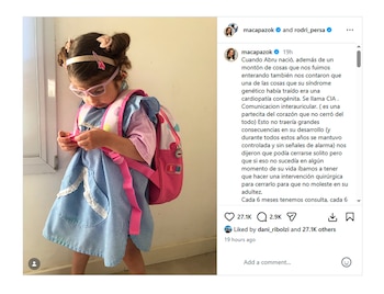 Una niña con lentes y vestido a cuadros lleva una mochila rosa al lado de una captura de pantalla con texto de una publicación en internet
