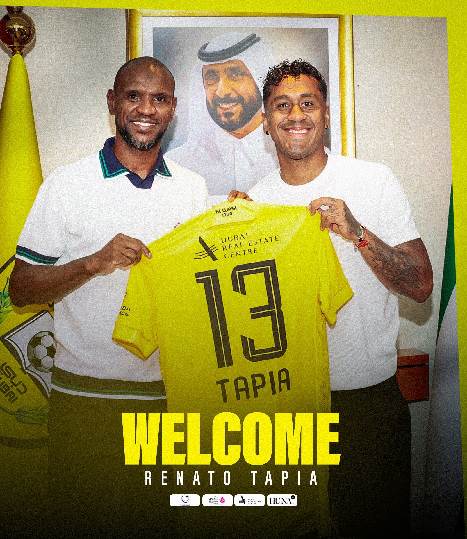 Renato Tapia junto a Eric Abidal, gerente deportivo de Al Wasal.