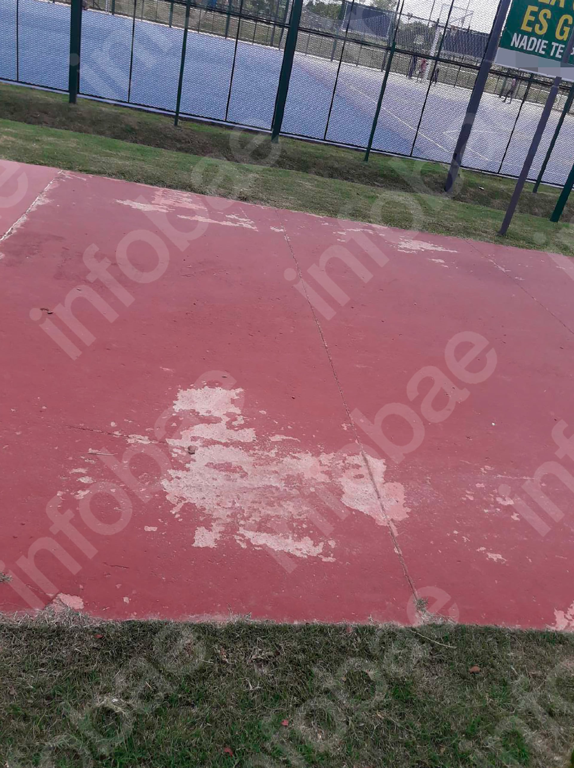 Los testigos, la pericia técnica y las fotografías acreditaron que la explanada del parque tenía grietas, desniveles, pozos y juntas abiertas (Poder Judicial)