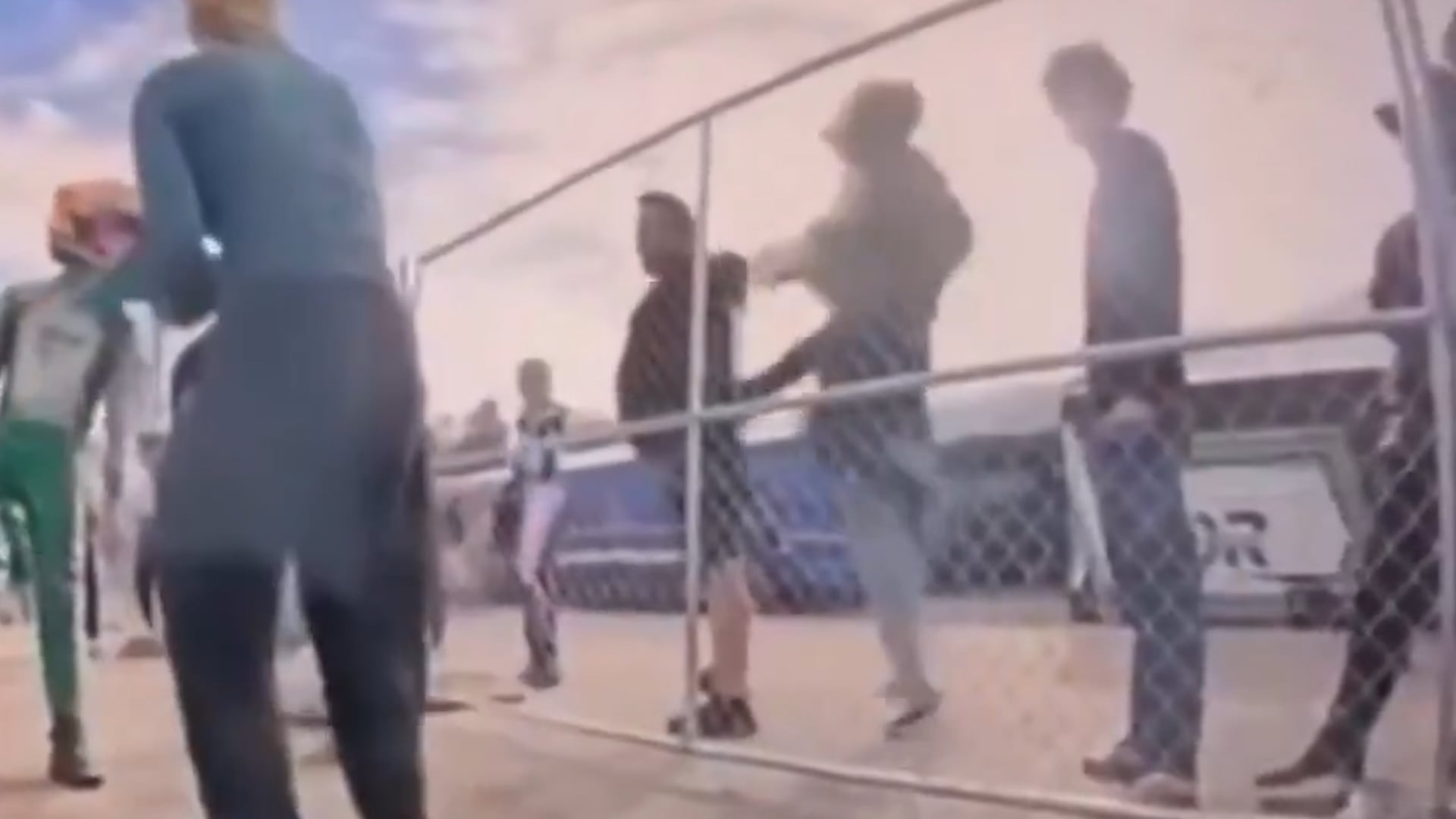 El momento en el que el ex piloto de F1 Antonio Pizzonia agrede a una persona en Texas durante una final de karting (captura de video)