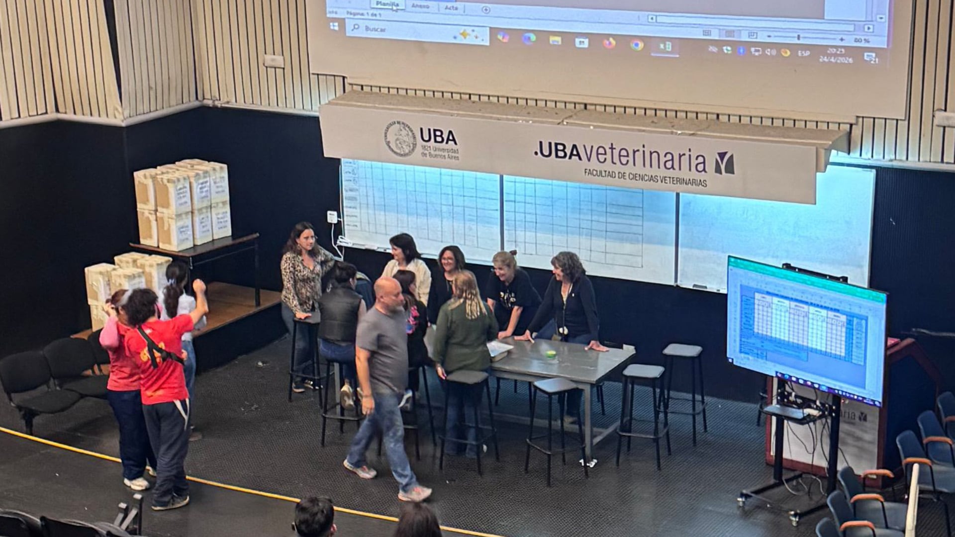 Miembros del equipo electoral organizan y supervisan las mesas y el material en la Facultad de Ciencias Veterinarias de la UBA para las elecciones estudiantiles de abril de 2026.