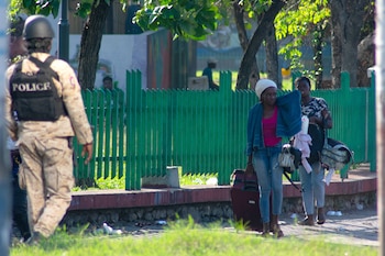 Imagen de archivo de personas que cargan sus pertenencias durante unos actos de saqueo en el centro de la ciudad, en Puerto Príncipe (EFE/Siffroy Clarens)
