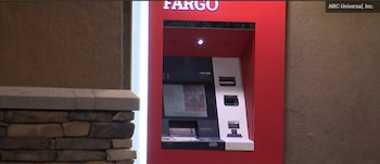 De acuerdo con la investigación presentada por el canal local Telemundo 52, los atacantes aseguraron a la víctima que portaban armas y lo obligaron a conducir hasta una sucursal de Wells Fargo en Summit Avenue, Fontana. Foto: NBC Universal