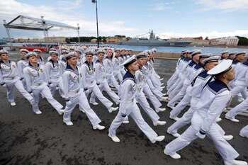 Marineros marchan en San Petersburgo