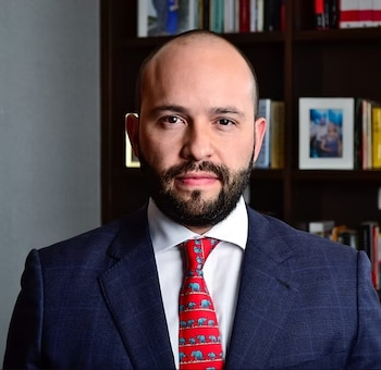 Juan José Castro, abogado egresado de la Universidad del Rosario, es magíster y especialista en Derecho Penal y desempeña el cargo de socio director en la firma Castro Muñoz & Coronado Abogados.