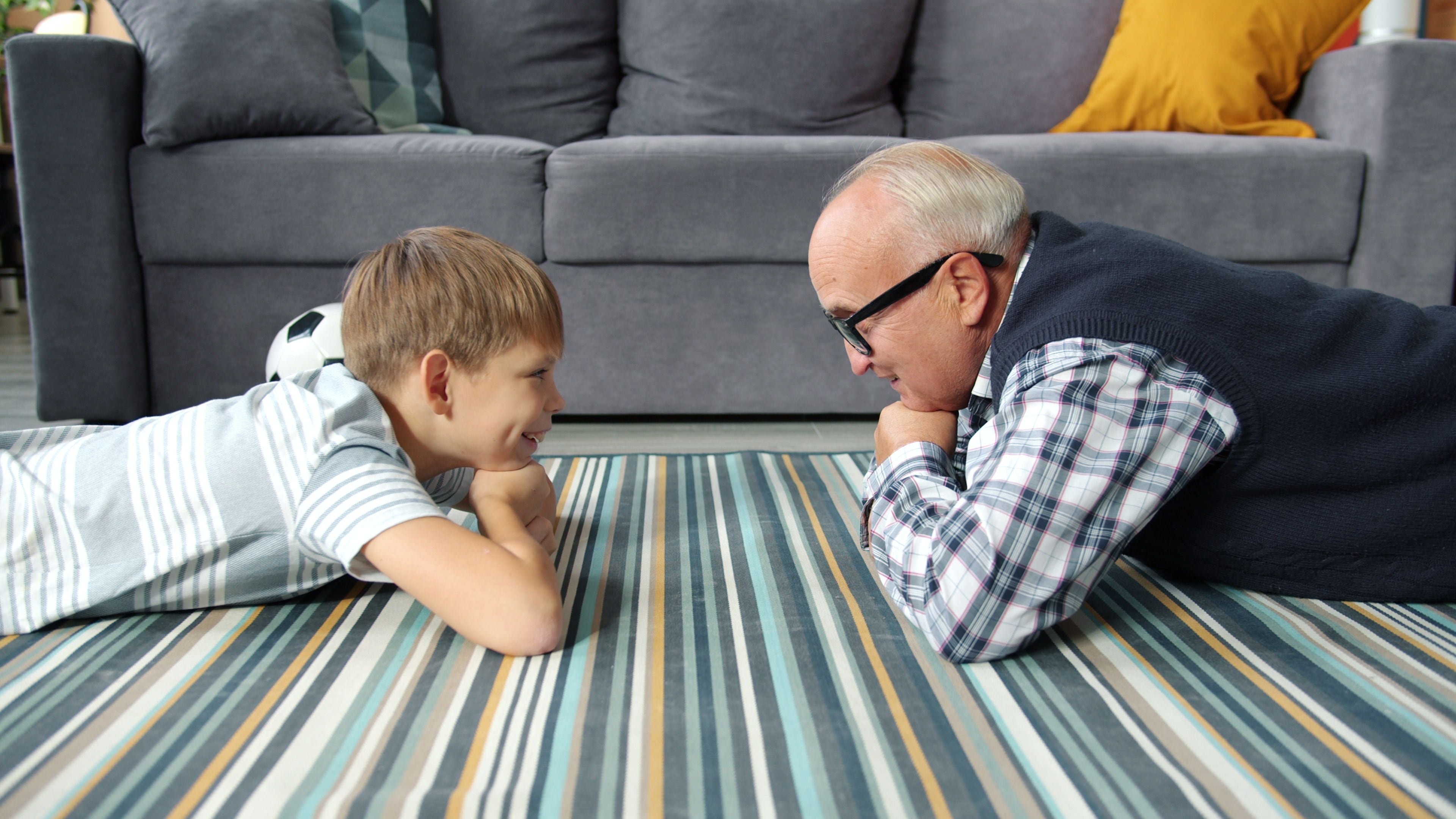 Un abuelo jugando con su nieto en casa (Pexels)