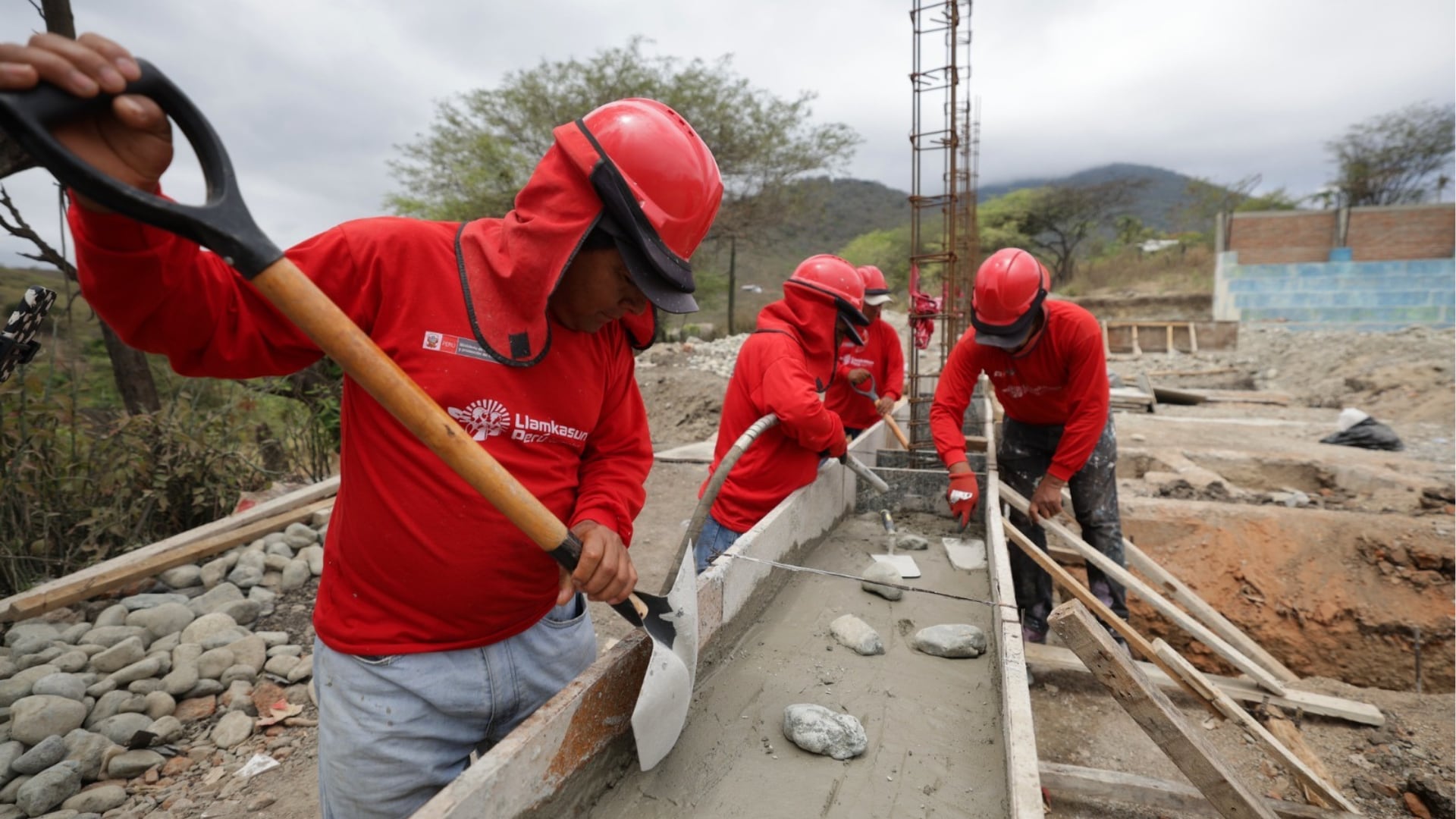 Trabajadores del programa Llamkasun Perú construyen estructuras de concreto en el marco de las acciones preventivas ante emergencias en el país.