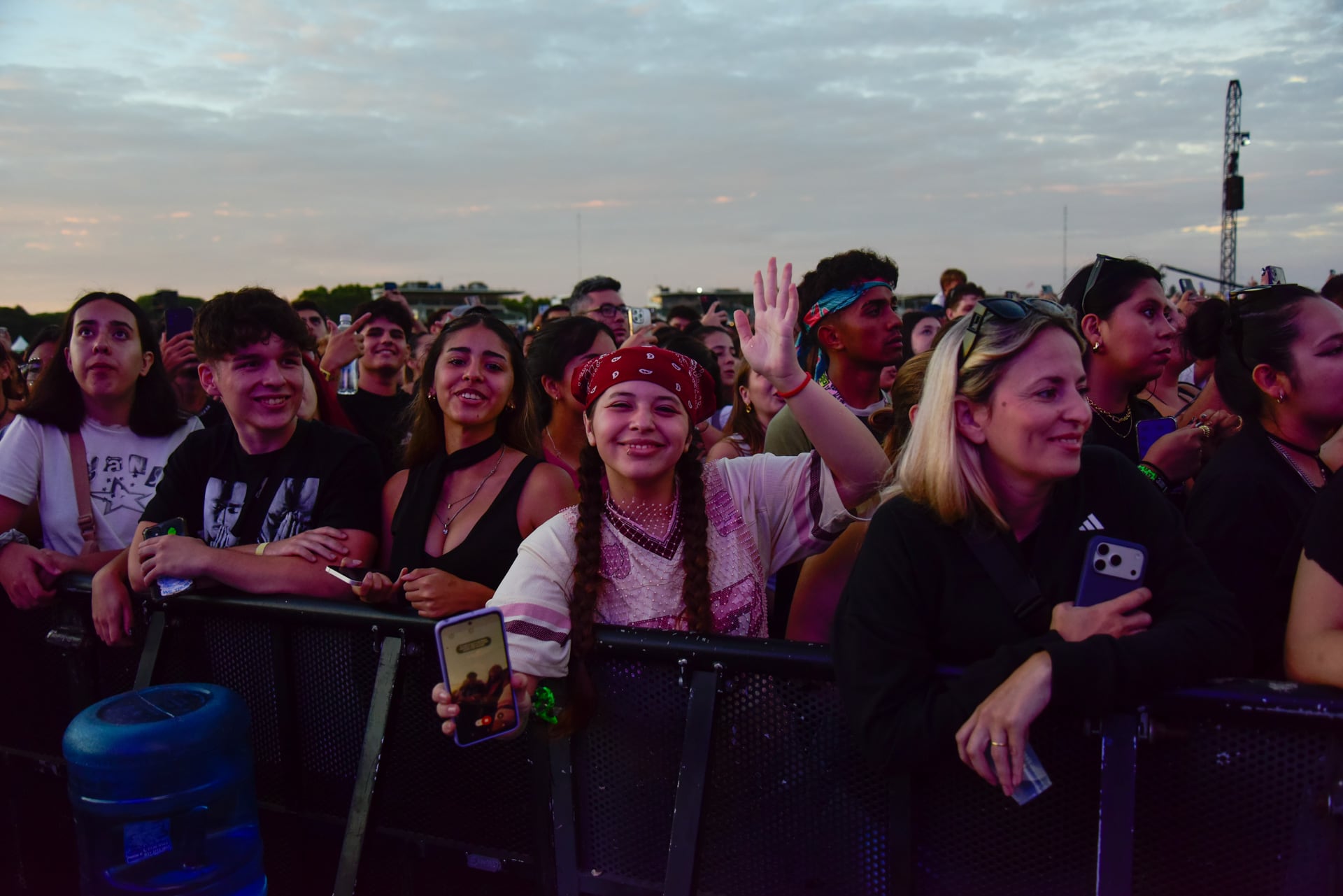 El festival desplegó una pasarela de looks originales, con prendas coloridas y estilos eclécticos
