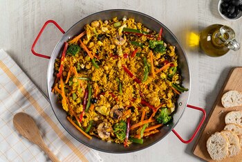 Un plato vegetariano colorido y