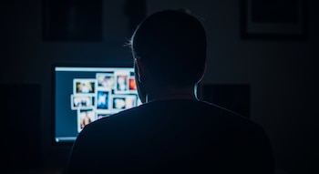 Un hombre de espaldas observa