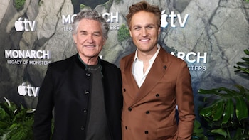 Cuando tenía 7 años vio a su padre actuando en uno de los westerns más recordados de los 90 y ahora interpretan al mismo personaje en una serie de ciencia ficción