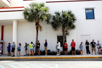 Los votantes por correo en Miami-Dade tienen plazo hasta el 6 de agosto para solicitar la boleta para la Primaria del 18 de agosto (REUTERS/Octavio Jones)