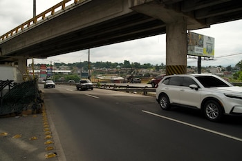El puente Enrique Tejada Wyld absorbió más de 150 mil vehículos diarios y las autoridades, junto con Conred, restringieron de forma temporal el paso del transporte pesado para proteger la estructura.
