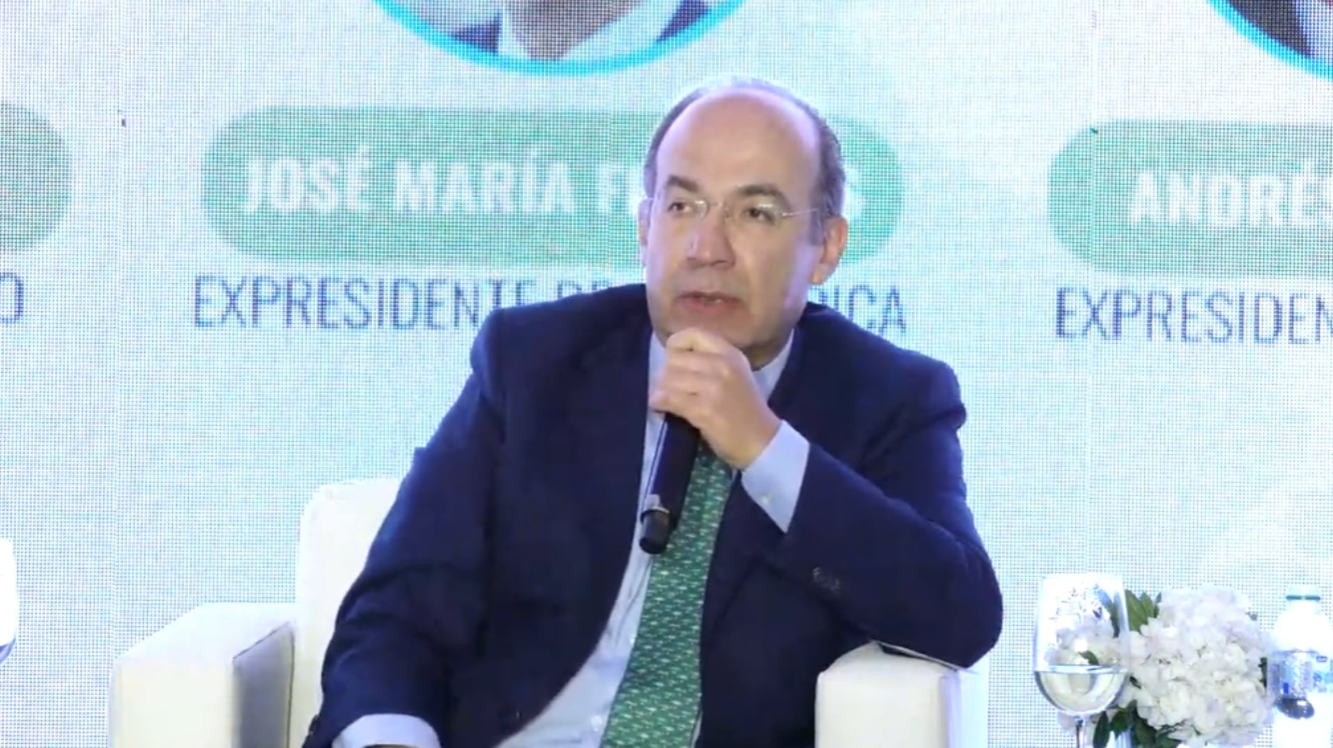 Calderón: La estatua dice muy poco de mí, pero muchísimo de ellos; acusa decapitación de su figura como desvío de atención