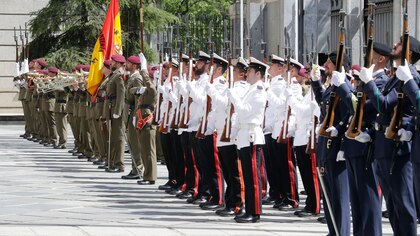 Defensa abre 2.300 plazas para acceder a las escalas de oficiales y suboficiales de las Fuerzas Armadas
