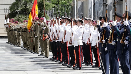 Defensa abre 2.300 plazas para acceder a las escalas de oficiales y suboficiales de las Fuerzas Armadas