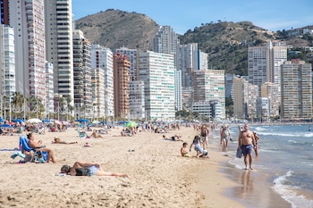 Numerosas personas toman el sol