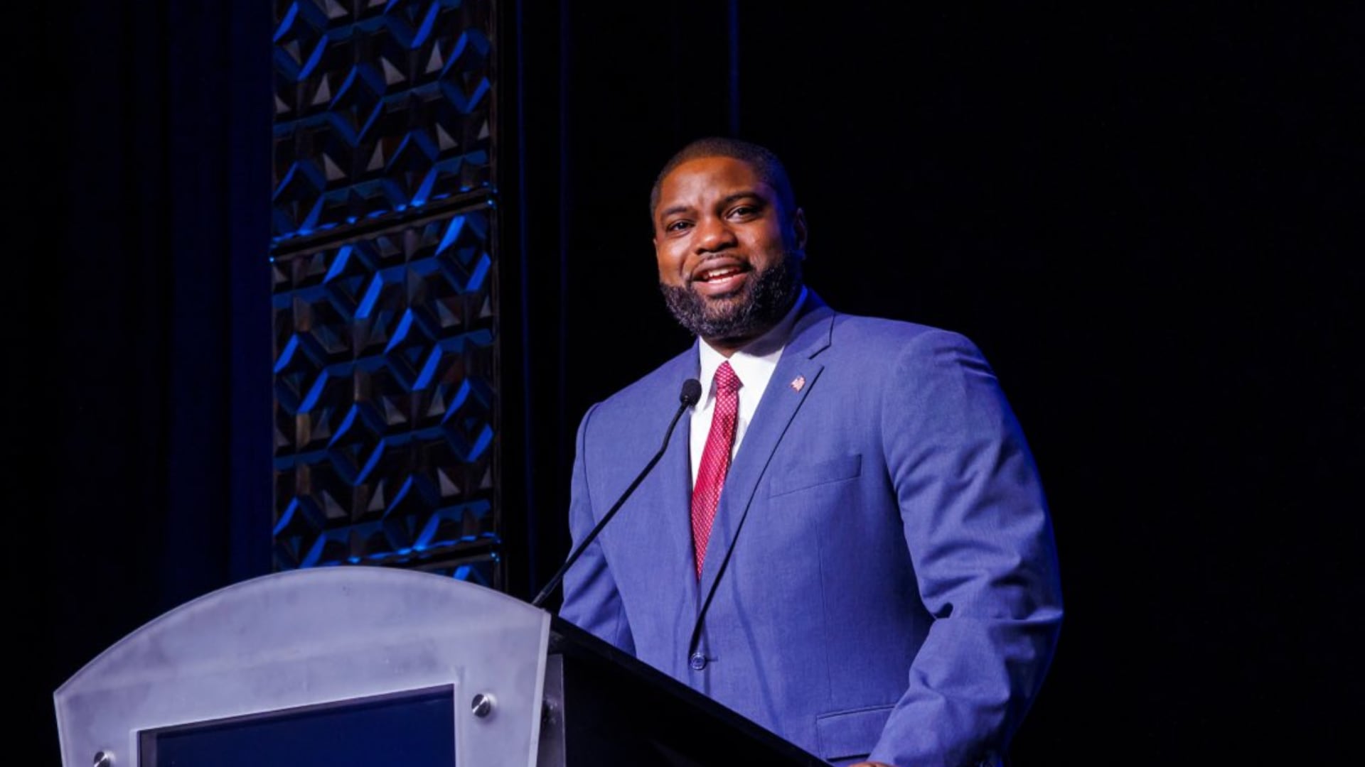 James Fishback enfrenta a otros pesos pesados republicanos como Byron Donalds, que cuenta con el respaldo del presidente Donald Trump - crédito @ByronDonalds/X