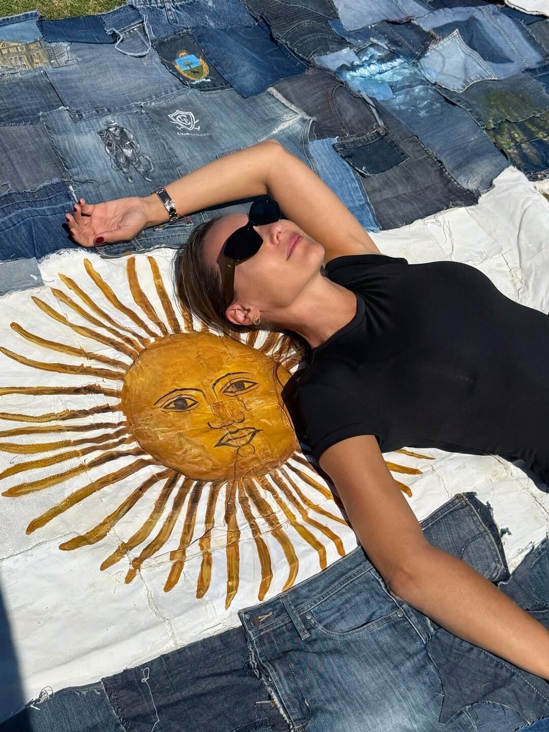 Pampita compartió imágenes acostada sobre una bandera argentina confeccionada de forma particular (Instagram)