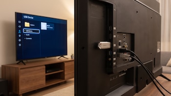 Cómo usar el puerto USB de un televisor sin internet