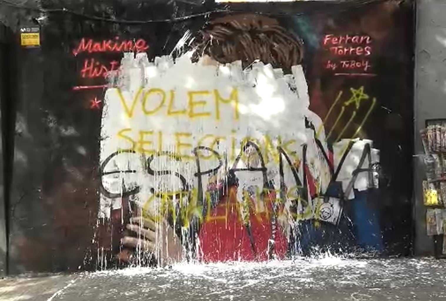 Independentistas vandalizan el mural dedicado a Ferran Torres en Barcelona en menos de 24 horas de su creación: “Queremos selecciones catalanas”
