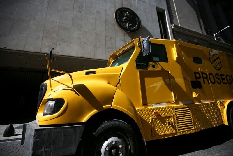 La logística de transporte de efectivo implica recorridos de miles de kilómetros para abastecer sucursales y cajeros, una operatoria que los bancos advierten podría verse afectada (Reuters)