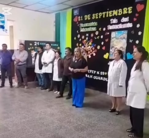 Docentes de la escuela EPEP Número 59 de Gran Guardia escuchan el discurso de una delegada educativa en Formosa.