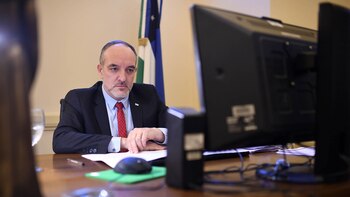 En medio de fuertes cruces,