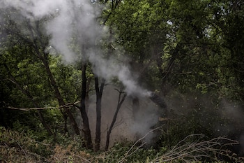 Militares ucranianos disparan desde un