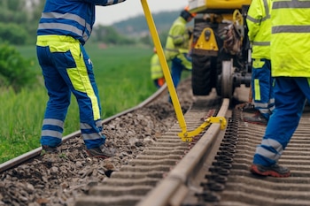 Entre las intervenciones contempladas por la norma se encuentran la construcción de nuevas trazas, la duplicación y renovación de vías y la rehabilitación de ramales no operativos mediante la incorporación de nueva infraestructura (Foto: Shutterstock)