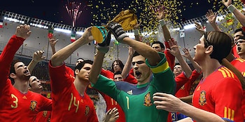 Vista cercana de jugadores de fútbol virtuales con camisetas rojas y verdes, alzando un trofeo dorado bajo confeti en un estadio
