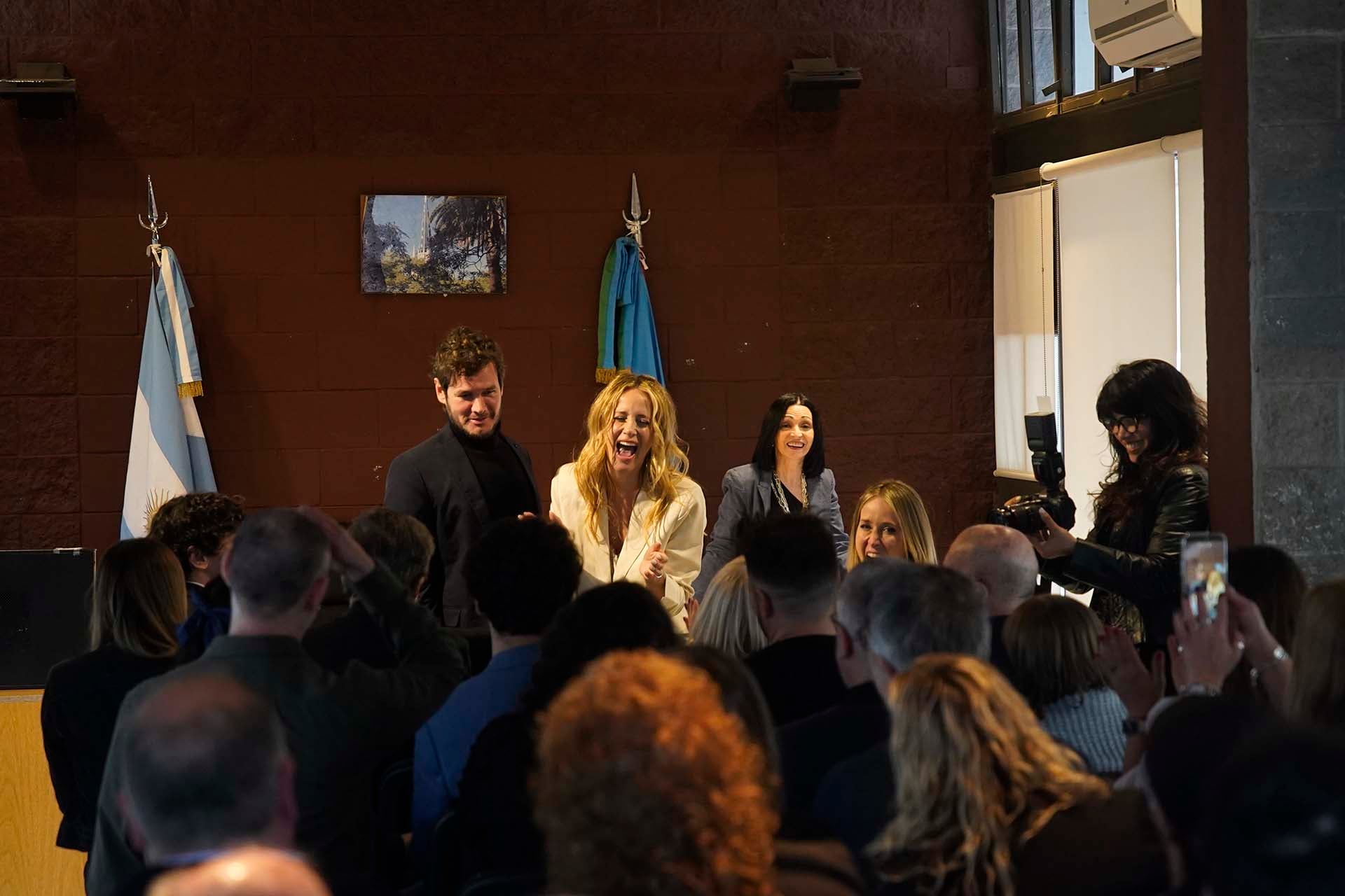 La propuesta de matrimonio incluyó anillo, música y el gesto de arrodillarse, según relató Julieta Prandi