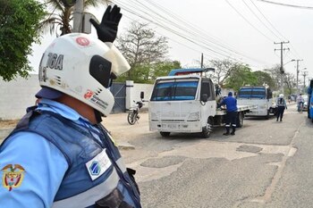 Las imágenes evidencian cómo el motociclista entrega un billete al agente de tránsito para evitar una multa por infracción vial - crédito Alcaldía de Soledad, Atlántico