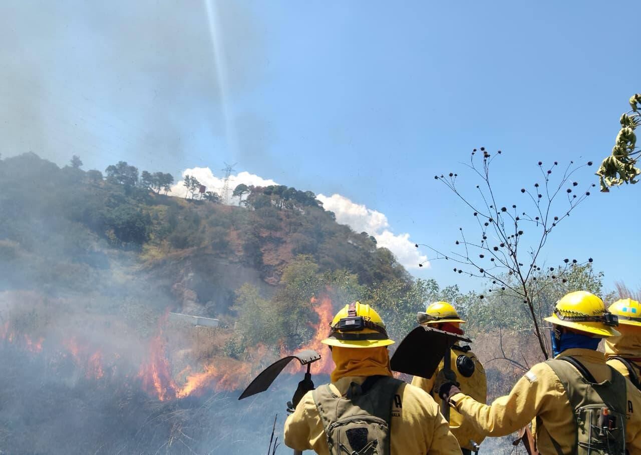 Un equipo de bomberos forestales asciende una ladera quemada durante las operaciones de extinción de un incendio forestal. (Fotografías: Coordinadora Nacional para la Reducción de Desastres)