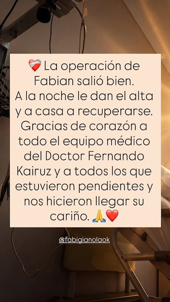 Texto en un recuadro claro sobre el fondo de una habitación con una cama hospitalaria y soporte médico