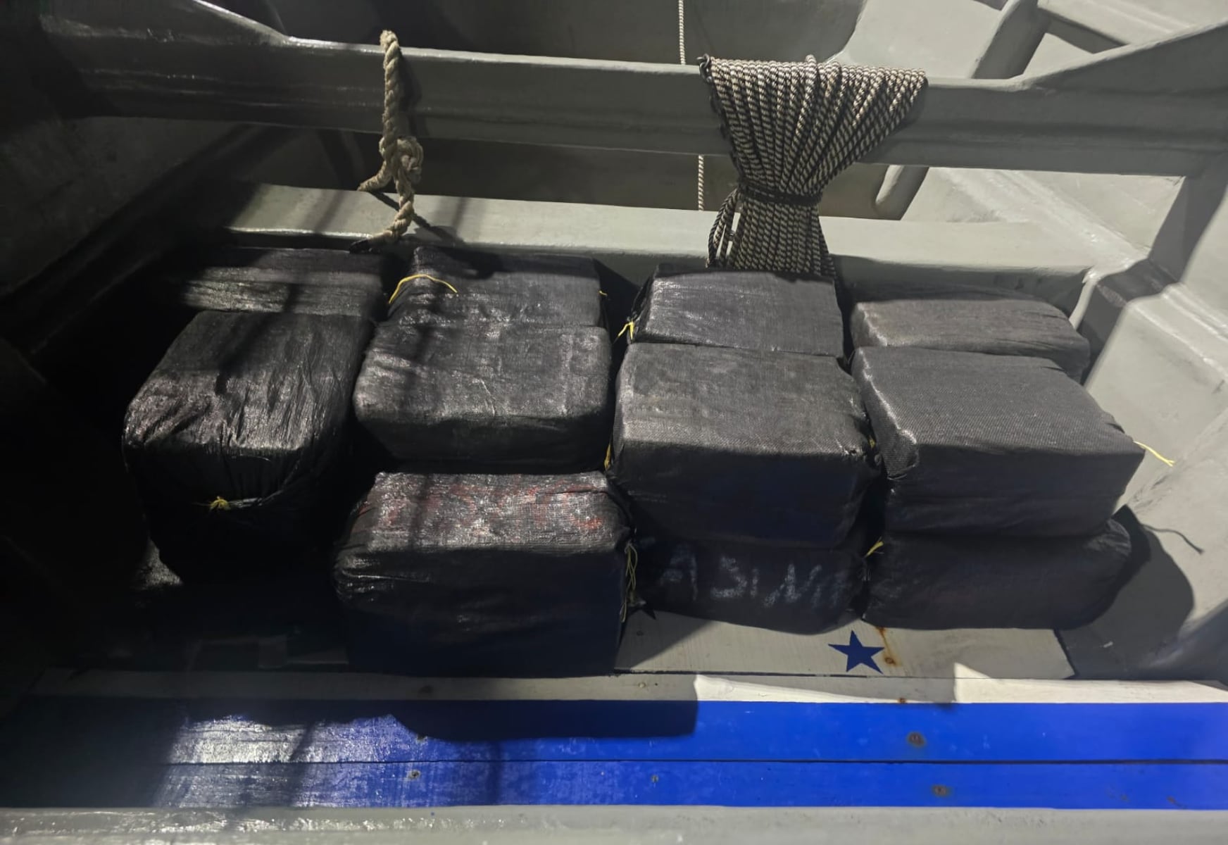 Las autoridades no descartan que el cargamento de droga supere los 36 fardos recuperados porque ocupantes de la lancha rápida habrían lanzado paquetes al mar.