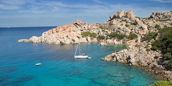 Capo Testa se distingue por sus impactantes formaciones graníticas moldeadas por el viento mediterráneo (Wikimedia Commons)