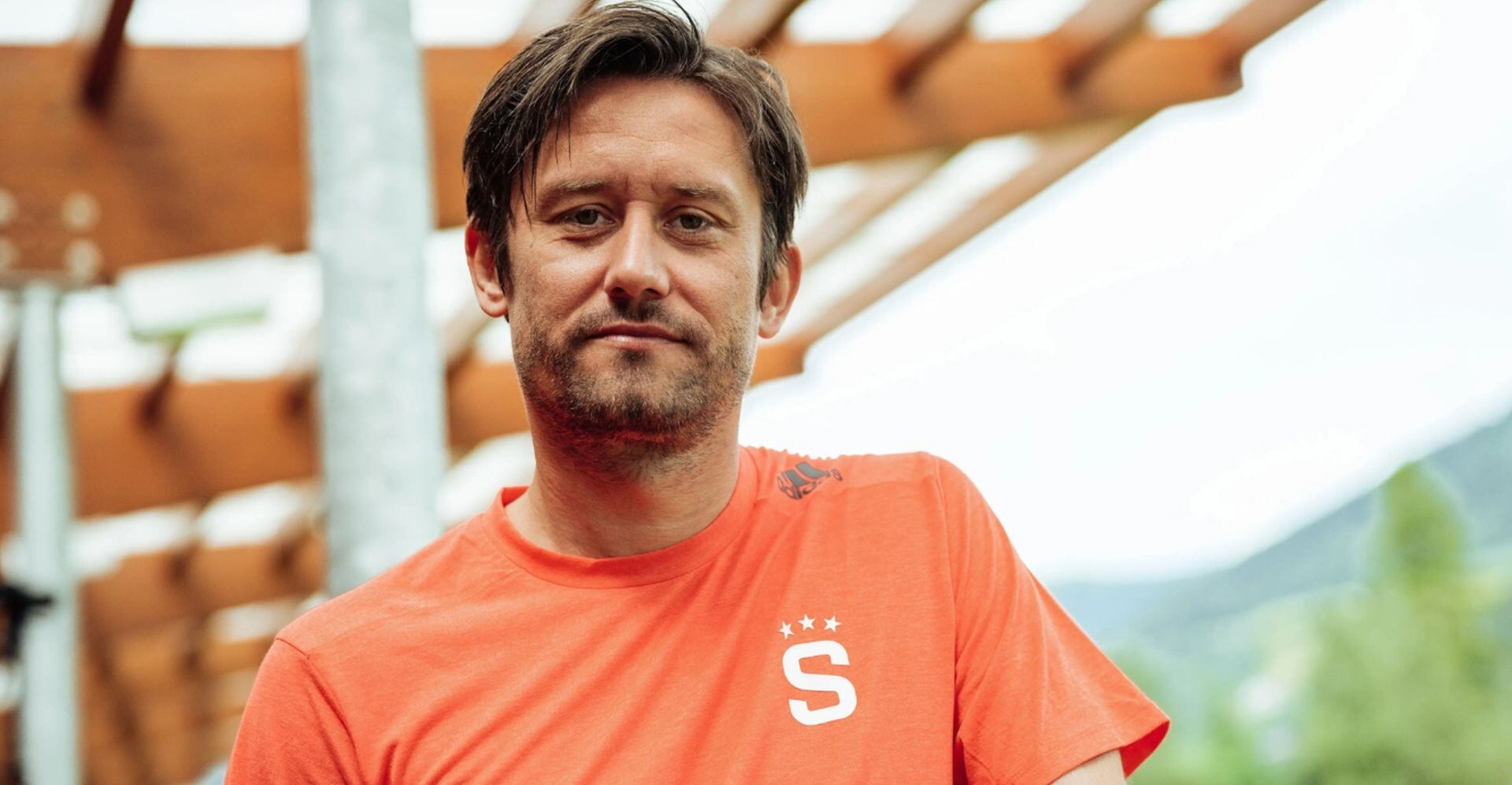Tomáš Rosický salió al cruce de las interpretaciones sobre Joao Grimaldo y explicó que su comportamiento reservado no debe confundirse con falta de compromiso ni indiferencia hacia sus compañeros. (Sparta Praga)