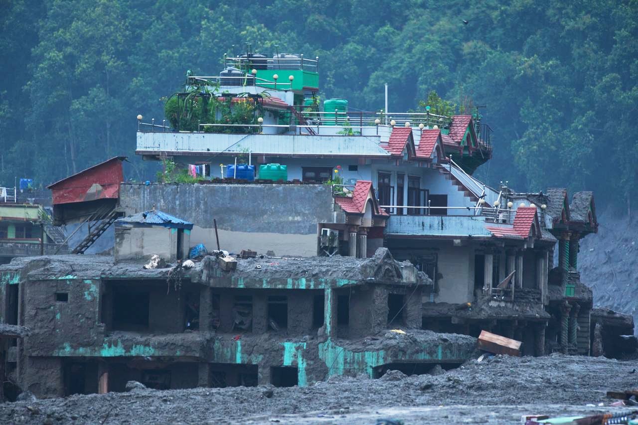 Daños tras las inundaciones repentinas en Devighat, distrito de Nuwakot, Nepal, jueves 27 de agosto de 2026 (AP/Niranjan Shrestha)