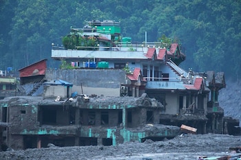 Daños tras las inundaciones repentinas en Devighat, distrito de Nuwakot, Nepal, jueves 27 de agosto de 2026 (AP/Niranjan Shrestha)