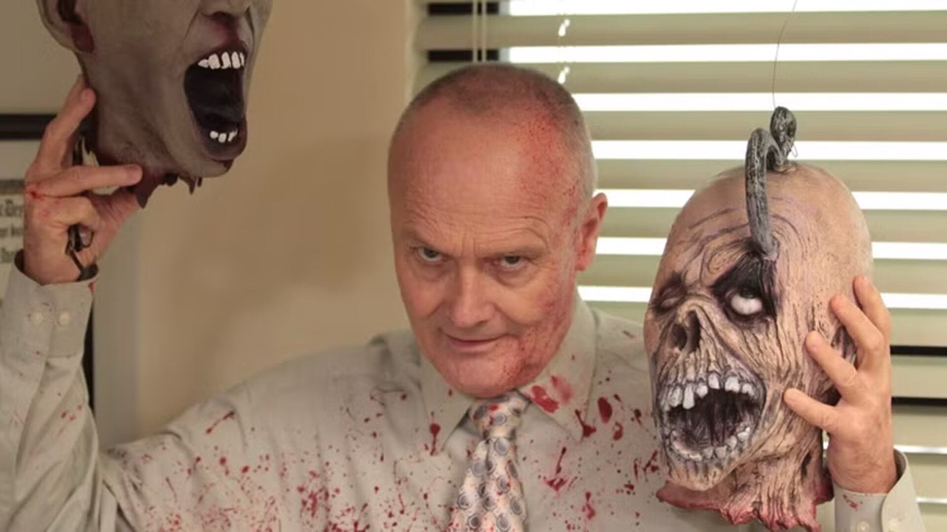 Creed Bratton en la serie refleja las aventuras y el pasado rocambolesco de Schneider como músico (Fuente: NBC)