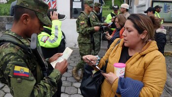 Los ecuatorianos votan en medio