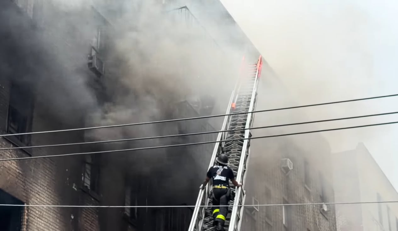 El cuerpo fue encontrado entre los escombros de una parte del edificio que cedió durante el incendio, mientras varios vecinos aguardaban asistencia y una definición sobre su regreso (@Skyler Fire)
