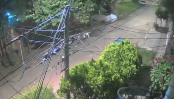 Una cámara de seguridad registró el momento en que se detonó el artefacto explosivo frente a la cárcel de Villanueva. Foto: Captura de pantalla