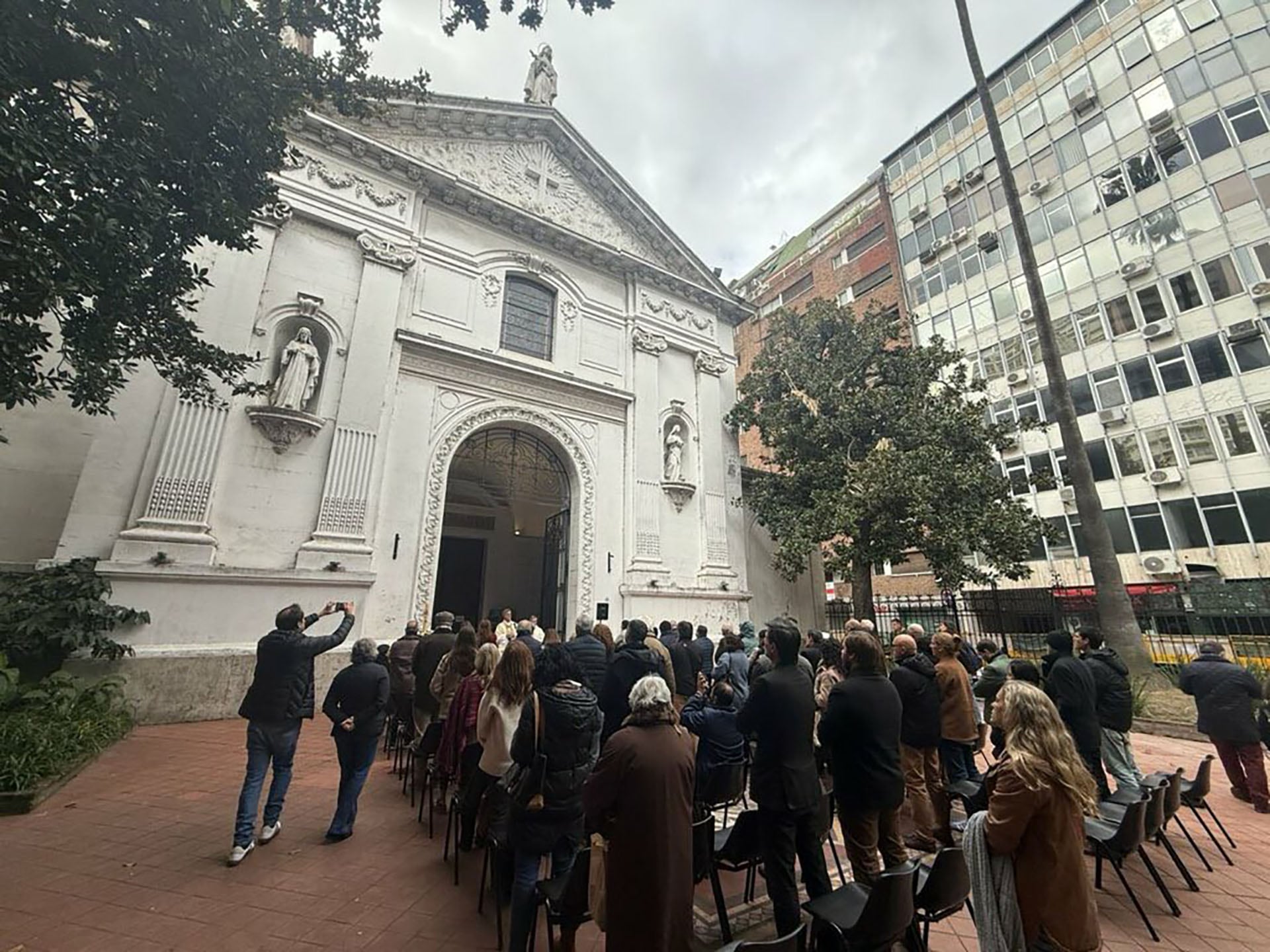 Una multitud de fieles se congregó para la misa oficiada por monseñor Jorge García Cuerva, en el atrio de la Iglesia Santa Catalina (@MartinDandach)