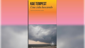 Cubierta del libro 'Una vida buscando' de Kae Tempest. Fondo degradado naranja y rosa en la parte superior, con texto. Abajo, mar agitado y cielo nublado