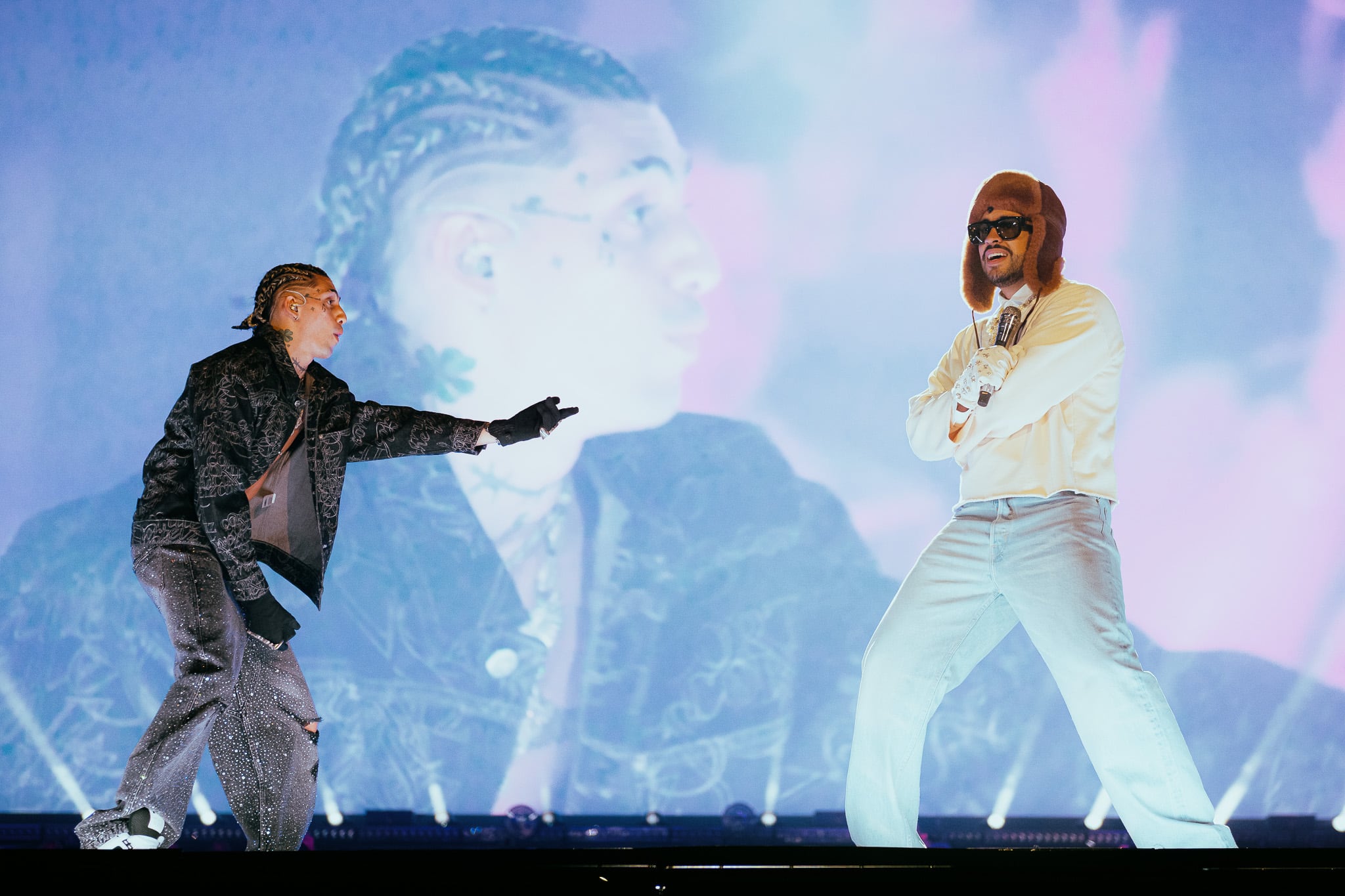 El reconocido artista Bad Bunny y el rapero Khea comparten el escenario del estadio River Plate en Buenos Aires, Argentina, durante la segunda noche del exitoso tour del puertorriqueño (Victoria Dragonetti)